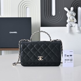 Сумка Chanel с ручкой из жемчуга и стр