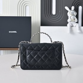 Сумка Chanel с ручкой из жемчуга и стр