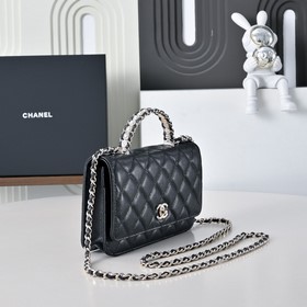 Сумка Chanel с ручкой из жемчуга и стр