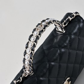 Сумка Chanel с ручкой из жемчуга и стр