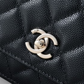 Сумка Chanel с ручкой из жемчуга и стр