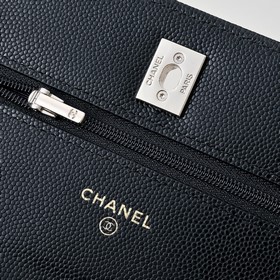 Сумка Chanel с ручкой из жемчуга и стр