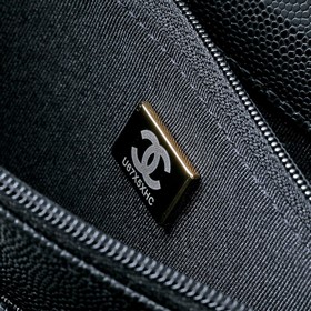 Сумка Chanel с ручкой из жемчуга и стр
