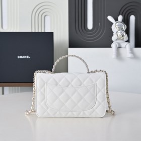 Сумка Chanel с ручкой из жемчуга и стр