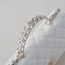 Сумка Chanel с ручкой из жемчуга и стр