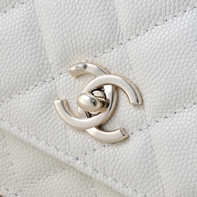 Сумка Chanel с ручкой из жемчуга и стр