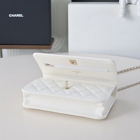 Сумка Chanel с ручкой из жемчуга и стр