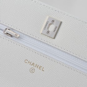 Сумка Chanel с ручкой из жемчуга и стр