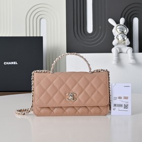 Сумка Chanel с ручкой из жемчуга и стр