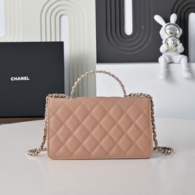 Сумка Chanel с ручкой из жемчуга и стр