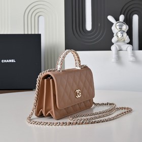 Сумка Chanel с ручкой из жемчуга и стр