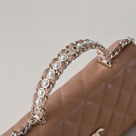 Сумка Chanel с ручкой из жемчуга и стр