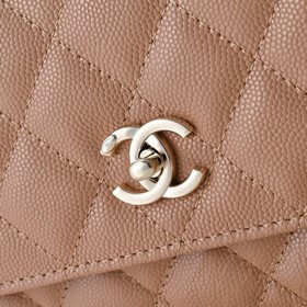 Сумка Chanel с ручкой из жемчуга и стр