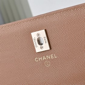 Сумка Chanel с ручкой из жемчуга и стр
