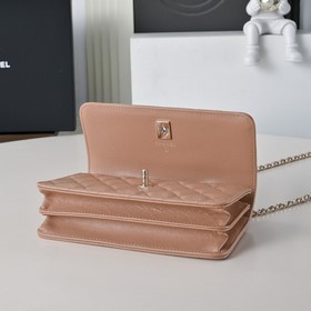 Сумка Chanel с ручкой из жемчуга и стр
