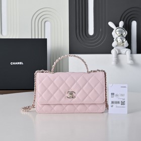 Сумка Chanel с ручкой из жемчуга и стр