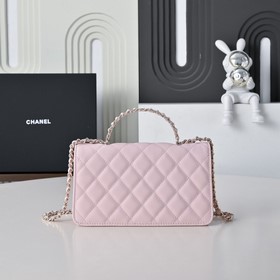 Сумка Chanel с ручкой из жемчуга и стр