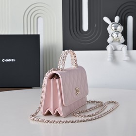 Сумка Chanel с ручкой из жемчуга и стр