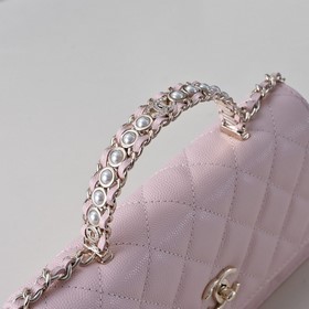 Сумка Chanel с ручкой из жемчуга и стр