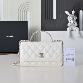 Сумка Chanel с ручкой из жемчуга и стр