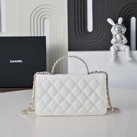Сумка Chanel с ручкой из жемчуга и стр