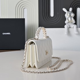 Сумка Chanel с ручкой из жемчуга и стр