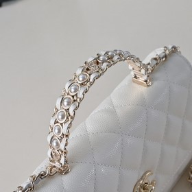 Сумка Chanel с ручкой из жемчуга и стр