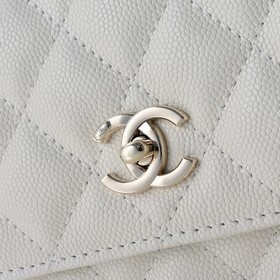 Сумка Chanel с ручкой из жемчуга и стр