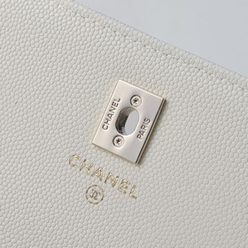 Сумка Chanel с ручкой из жемчуга и стр