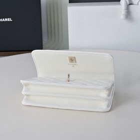 Сумка Chanel с ручкой из жемчуга и стр