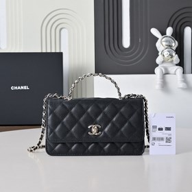 Сумка Chanel с ручкой из жемчуга и стр