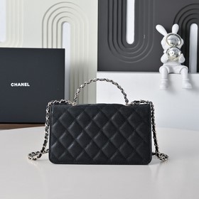 Сумка Chanel с ручкой из жемчуга и стр