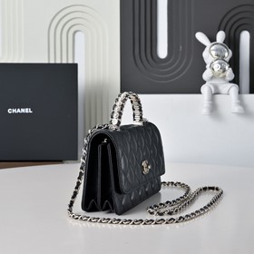 Сумка Chanel с ручкой из жемчуга и стр