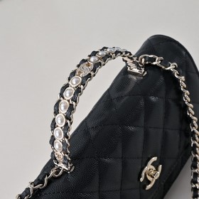 Сумка Chanel с ручкой из жемчуга и стр