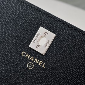 Сумка Chanel с ручкой из жемчуга и стр