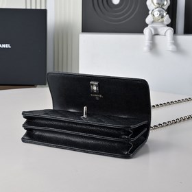 Сумка Chanel с ручкой из жемчуга и стр