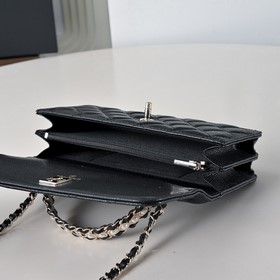 Сумка Chanel с ручкой из жемчуга и стр