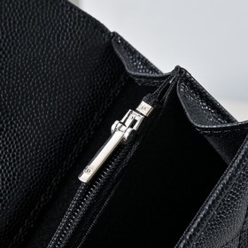 Сумка Chanel с ручкой из жемчуга и стр