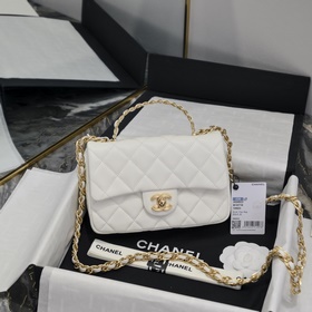 Новая модель Chanel 23S с ручкой в фор