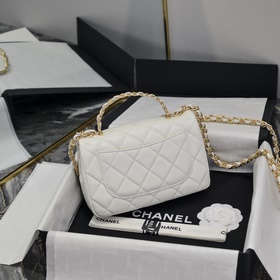Новая модель Chanel 23S с ручкой в фор