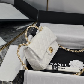Новая модель Chanel 23S с ручкой в фор