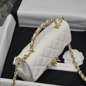 Новая модель Chanel 23S с ручкой в фор