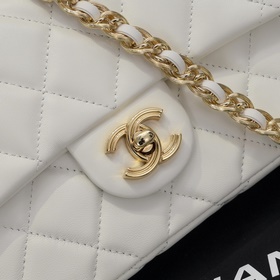 Новая модель Chanel 23S с ручкой в фор
