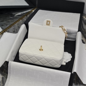 Новая модель Chanel 23S с ручкой в фор