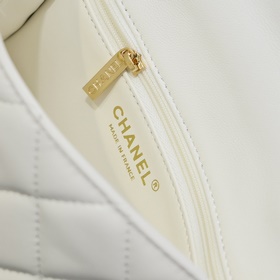 Новая модель Chanel 23S с ручкой в фор