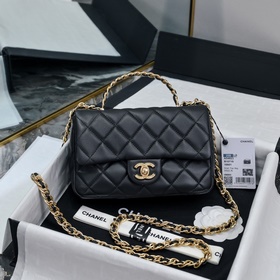 Новая модель Chanel 23S с ручкой в фор