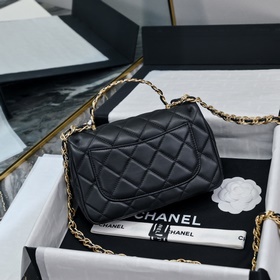 Новая модель Chanel 23S с ручкой в фор