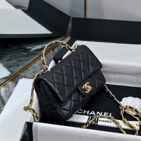 Новая модель Chanel 23S с ручкой в фор