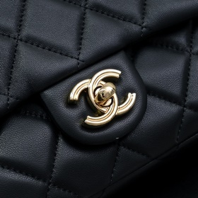 Новая модель Chanel 23S с ручкой в фор