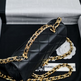 Новая модель Chanel 23S с ручкой в фор